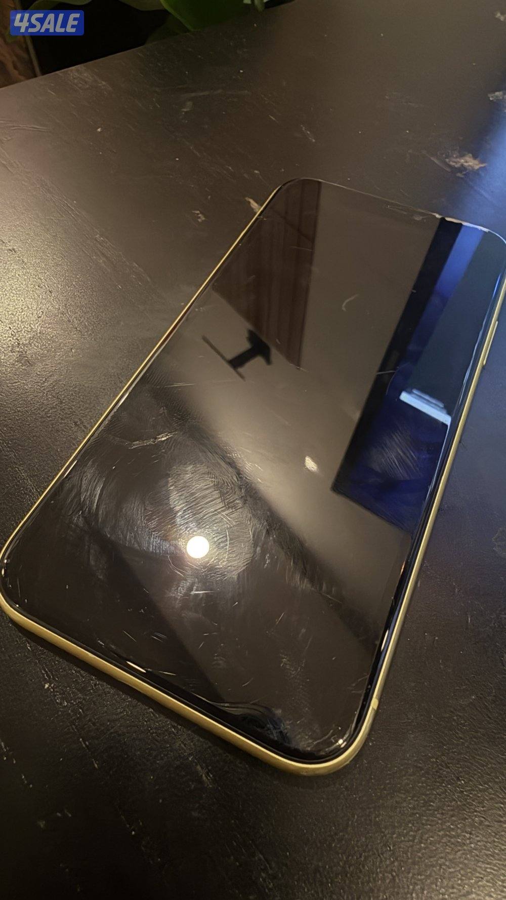 ايفون 11 اللون اصفر البطاريه 70 % قابل للتفاوض2