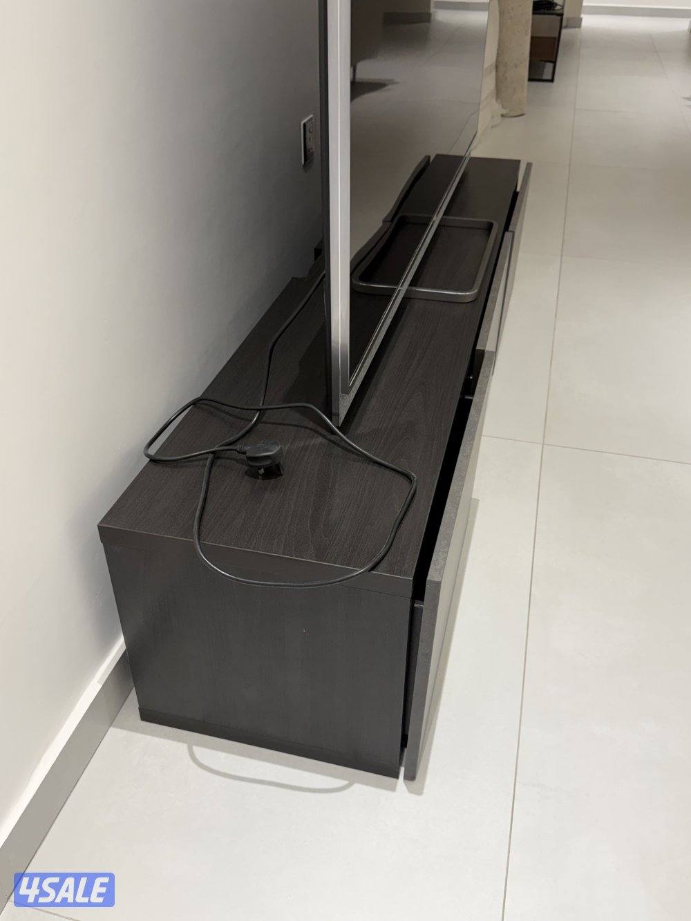 للبيع مكتبة تلفزيون مستعملة من ايكيا0