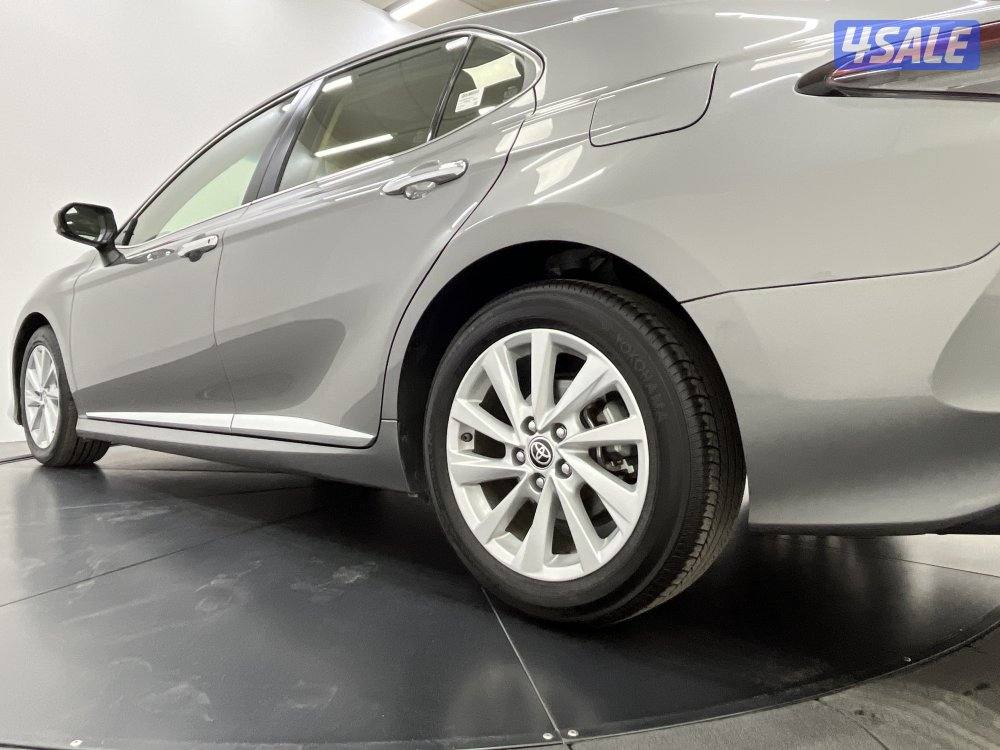 TOYOTA CAMRY GLE 4 CYL MID OPTION9