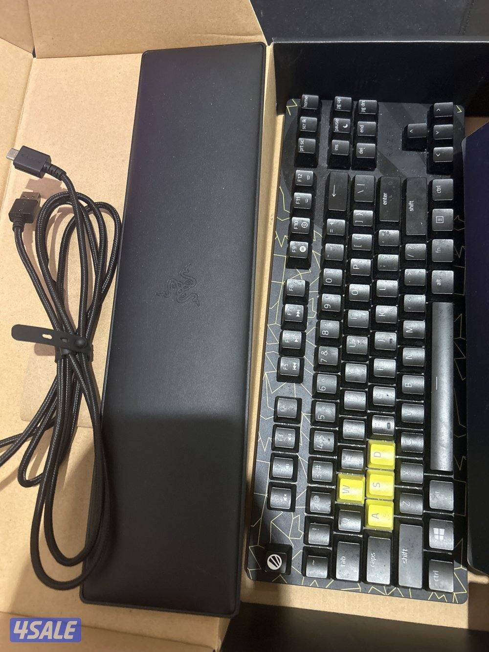 للبيع كيبورد ريزر مع كرتونه و كل مستلزماته الخاصه0