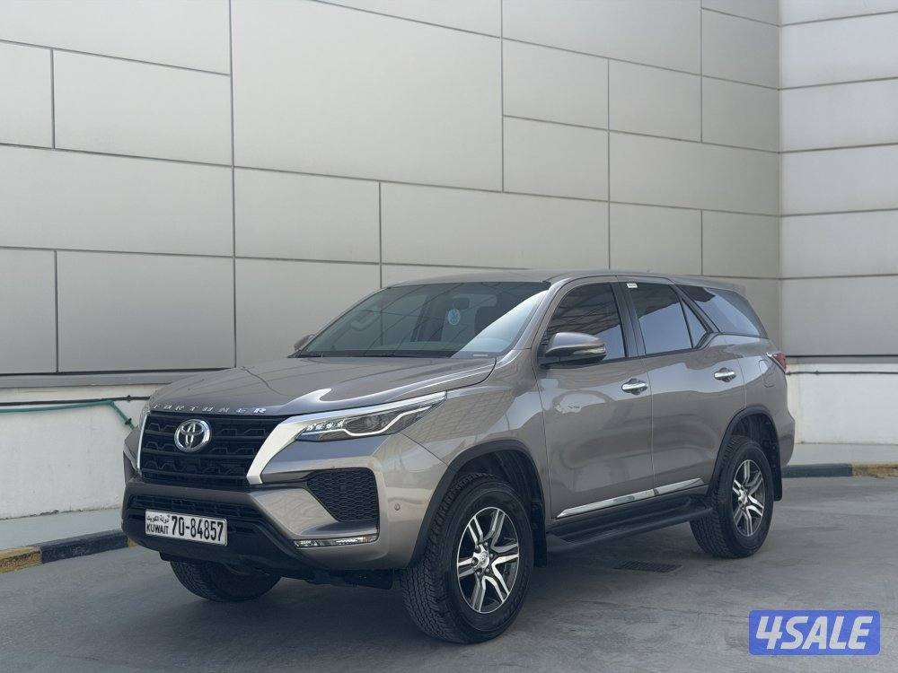 تويوتا فورتنر موديل 2023 عداد 40 الف الساير تحت الكفاله صبغ وكاله0