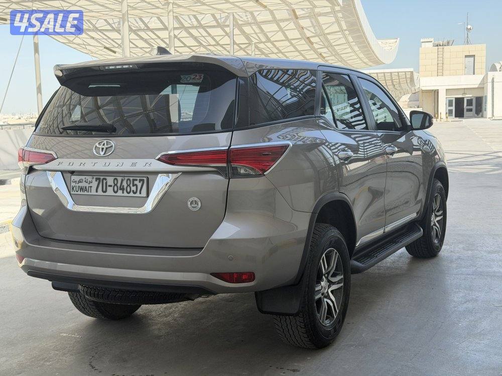 تويوتا فورتنر موديل 2023 عداد 40 الف الساير تحت الكفاله صبغ وكاله3