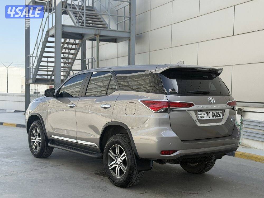 تويوتا فورتنر موديل 2023 عداد 40 الف الساير تحت الكفاله صبغ وكاله5