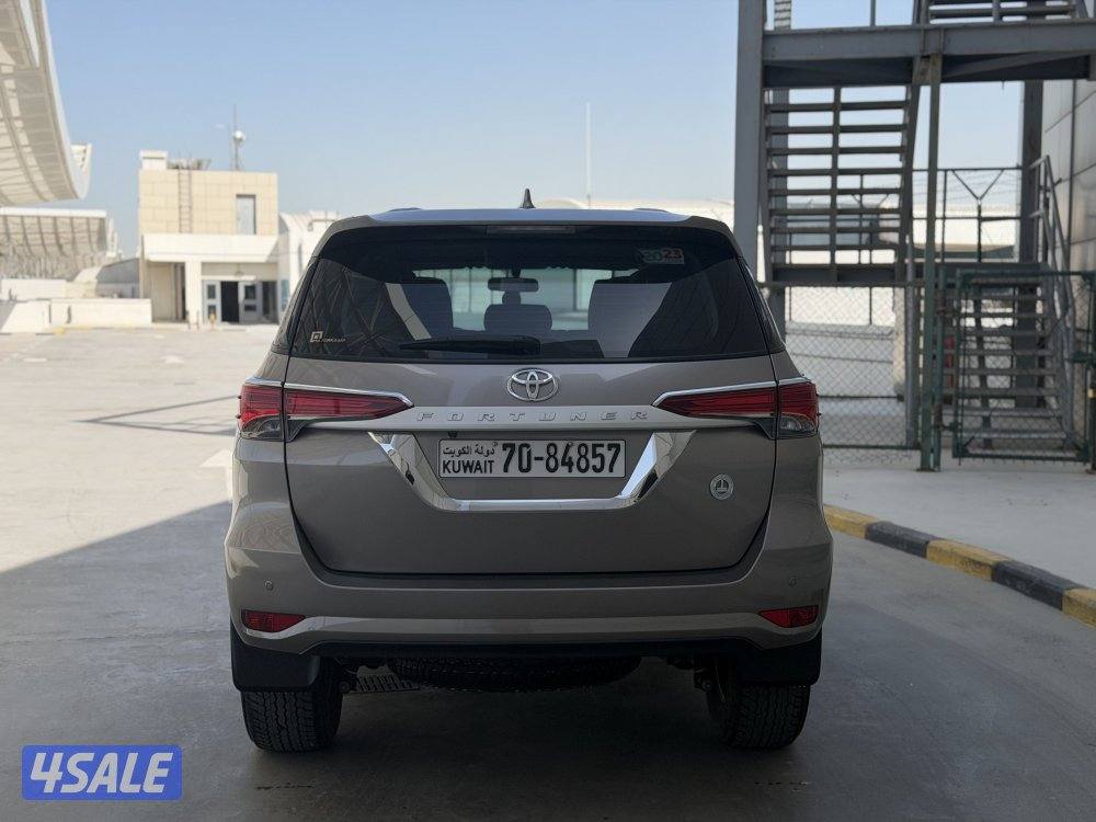 تويوتا فورتنر موديل 2023 عداد 40 الف الساير تحت الكفاله صبغ وكاله7