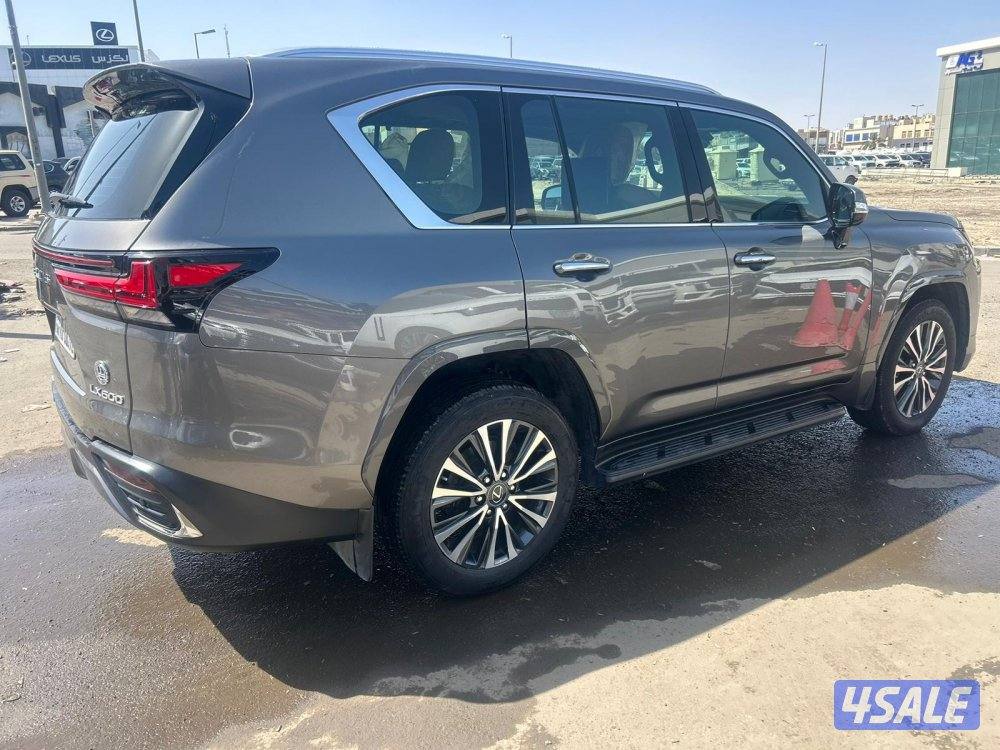 لكزس LX600 درجة اولى  twinturbo .V6 موديل  2023 ماشى 98.000 k.m3