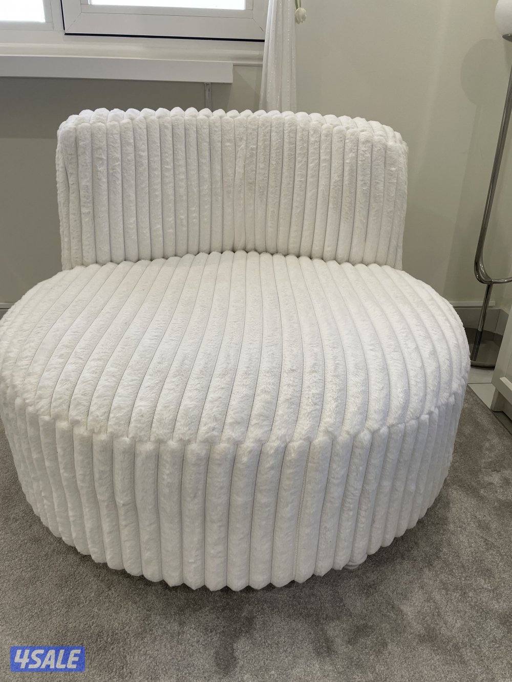 كنب ومجموعة اغراض4