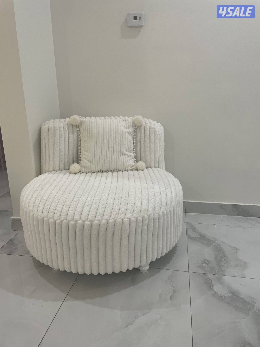 كنب ومجموعة اغراض10