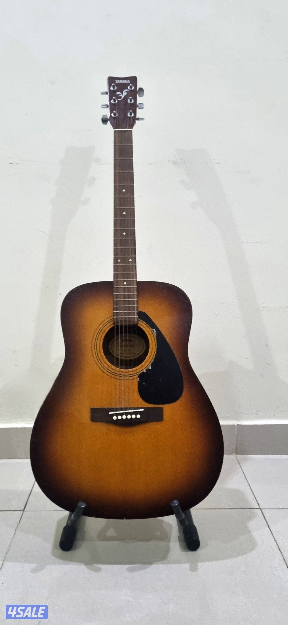 Yamaha Acoustic Guitar with Stand – Excellent Condition1