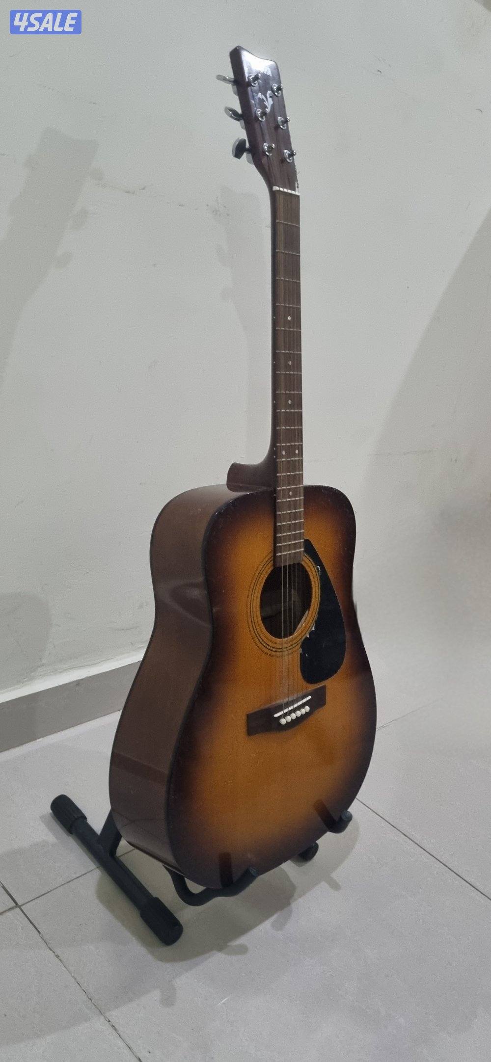 Yamaha Acoustic Guitar with Stand – Excellent Condition2