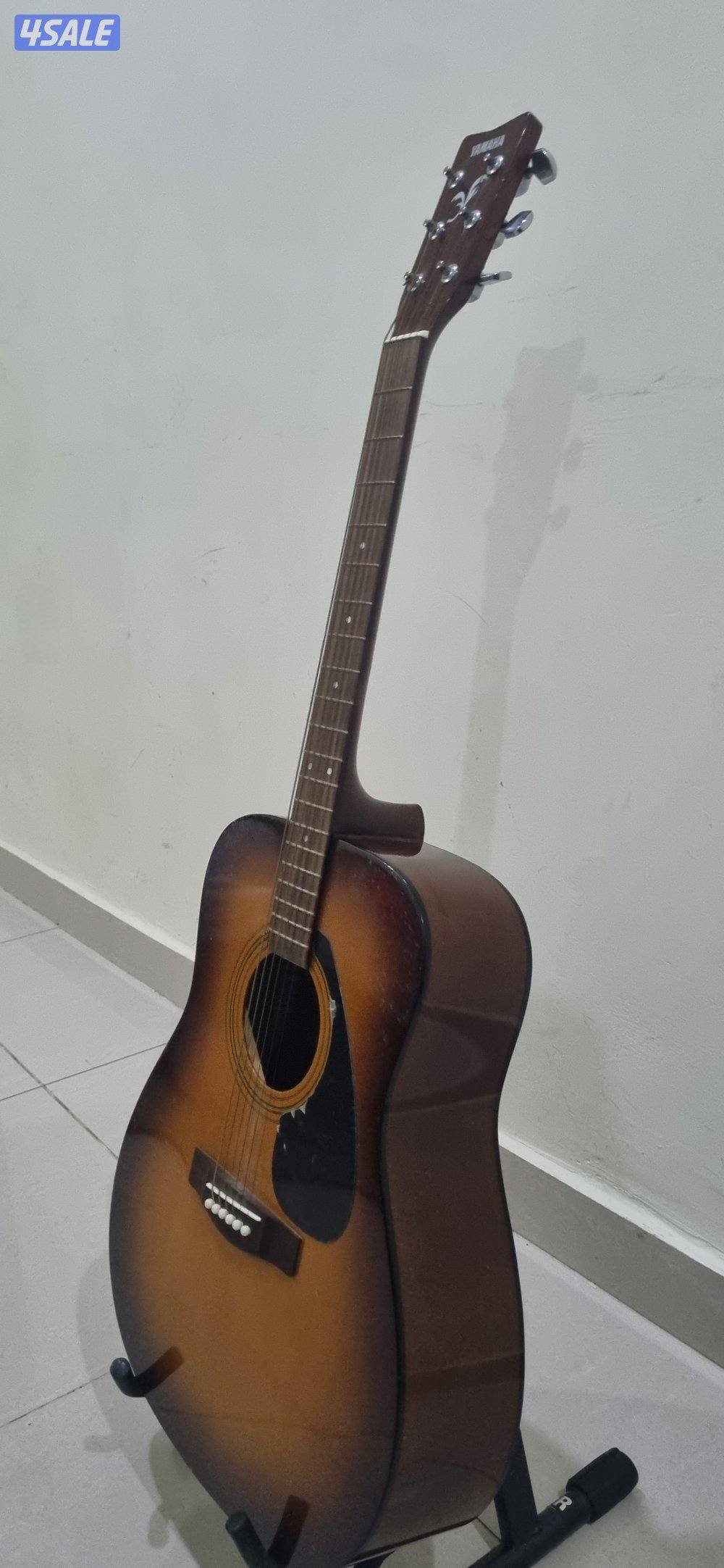 Yamaha Acoustic Guitar with Stand – Excellent Condition3