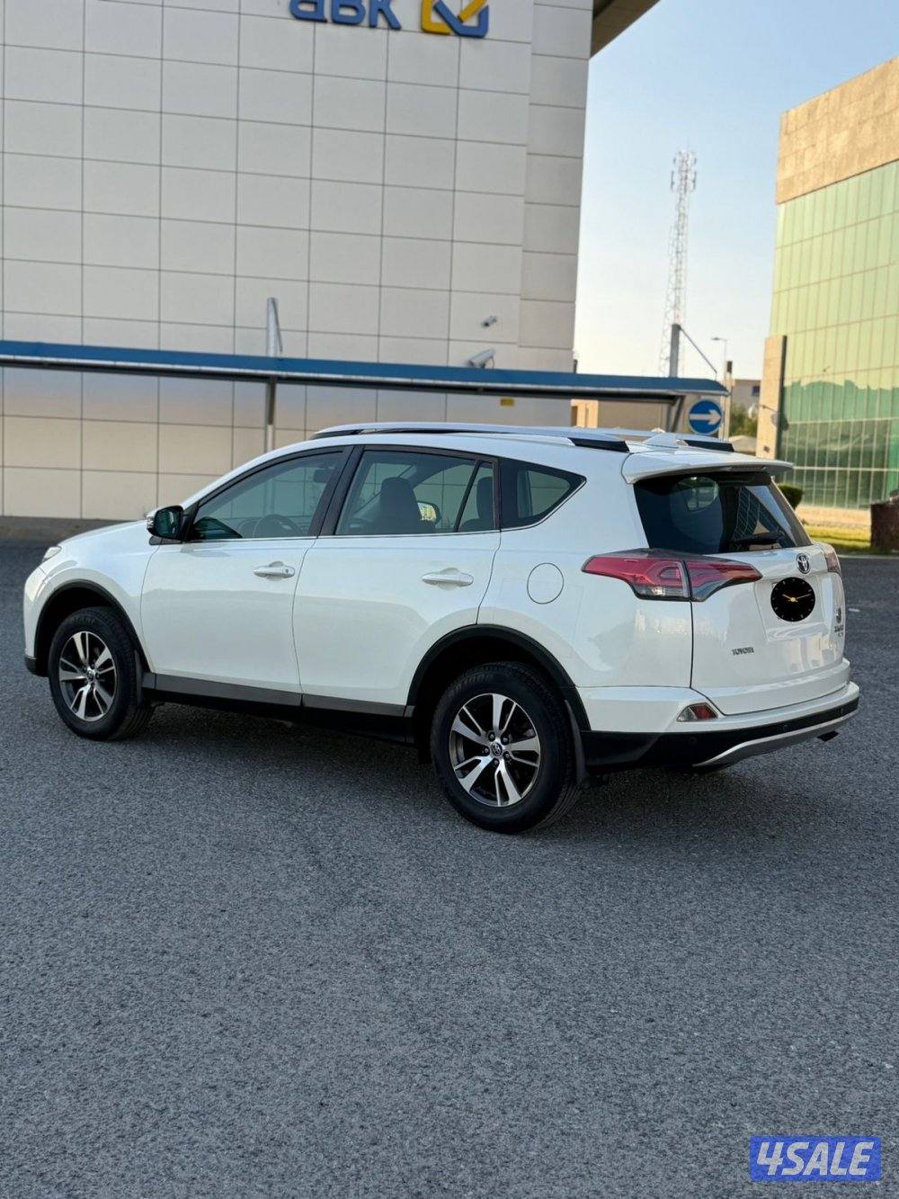 للبيع تويوتا راف 4 موديل ٢٠١٦1