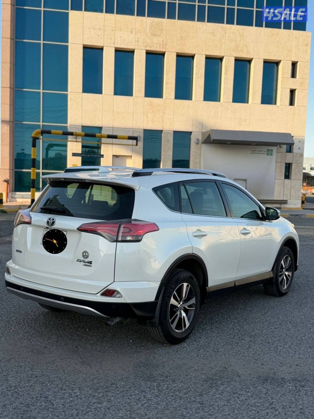 للبيع تويوتا راف 4 موديل ٢٠١٦3