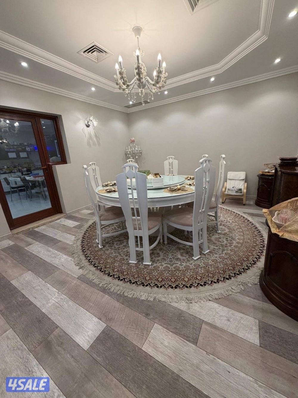 Dining table طاولة طعام3