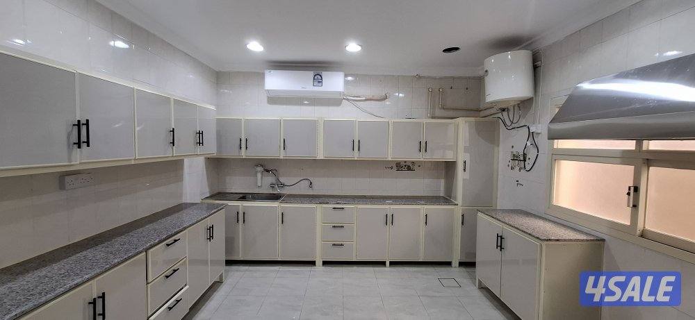 للايجار دور مميز مع حوش ارضي وسطح2