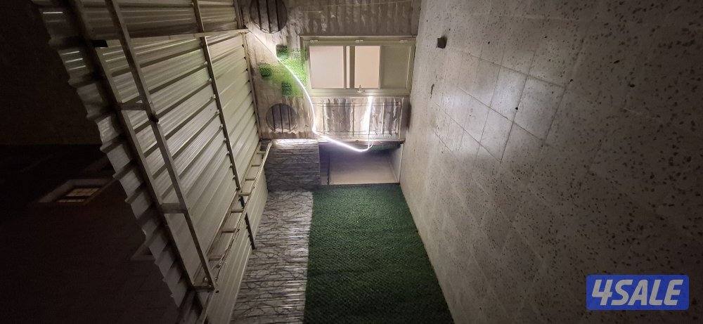 للايجار دور مميز مع حوش ارضي وسطح4