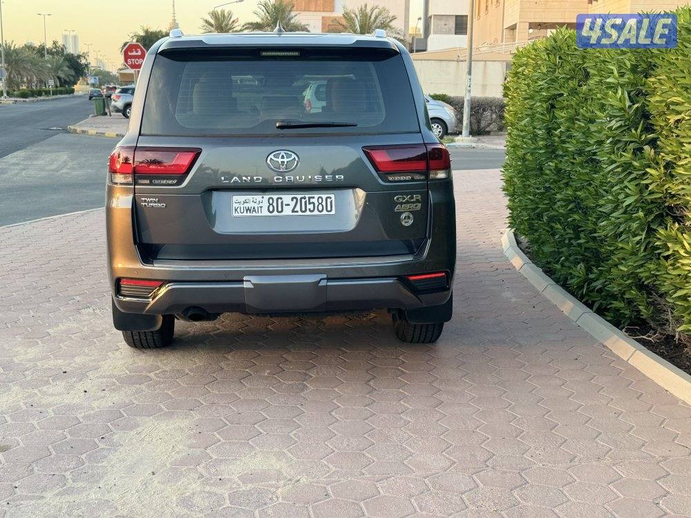 للبيع لاندكروزر 2024 شبه جديد.. سيرفس 100 الف مجاني1
