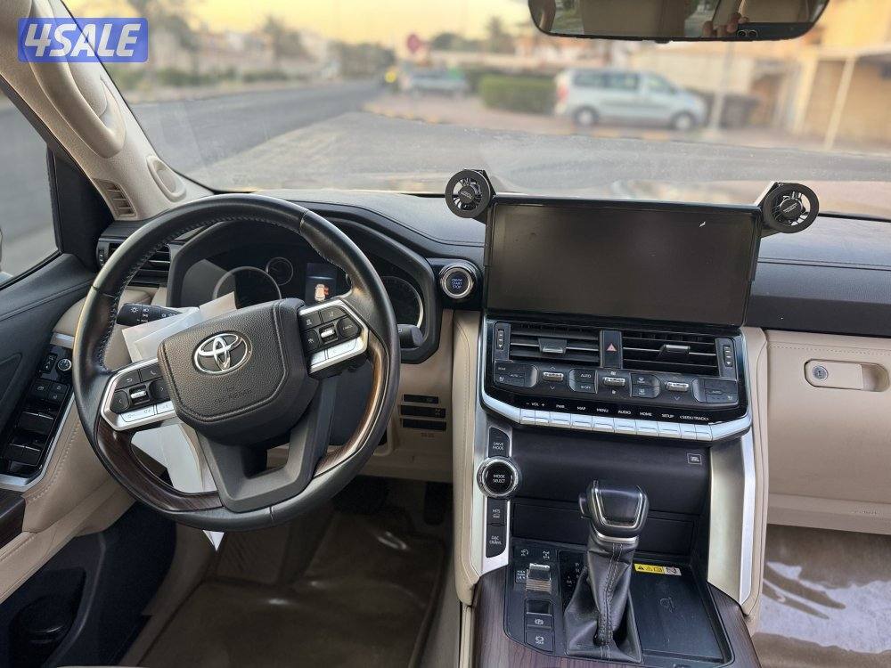 للبيع لاندكروزر 2024 شبه جديد.. سيرفس 100 الف مجاني3