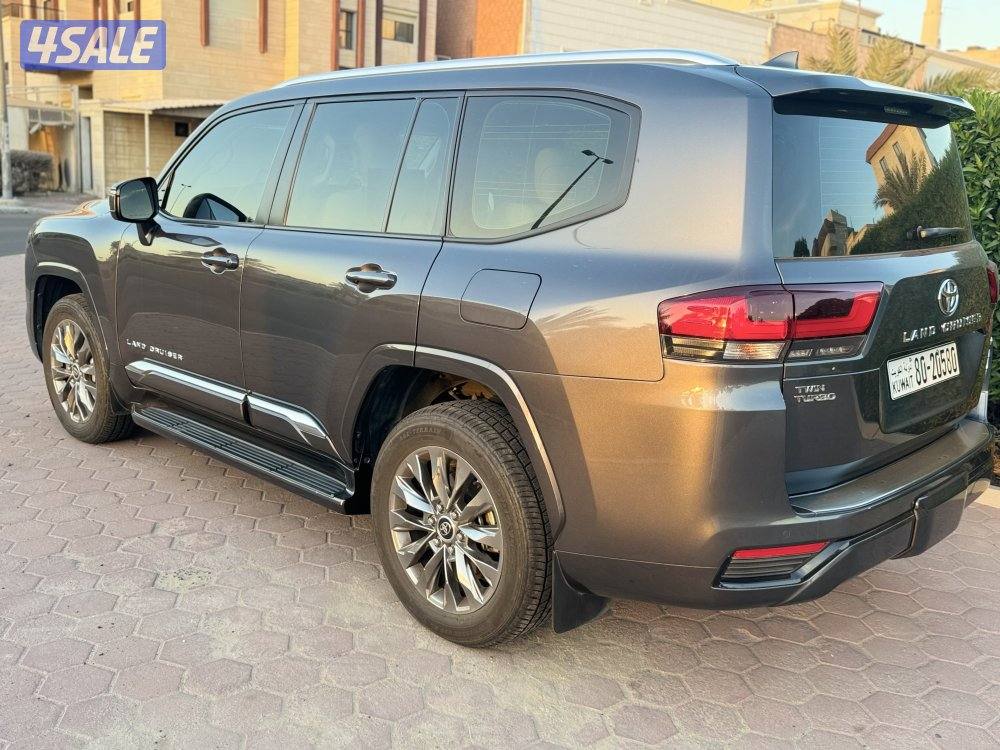للبيع لاندكروزر 2024 شبه جديد.. سيرفس 100 الف مجاني5
