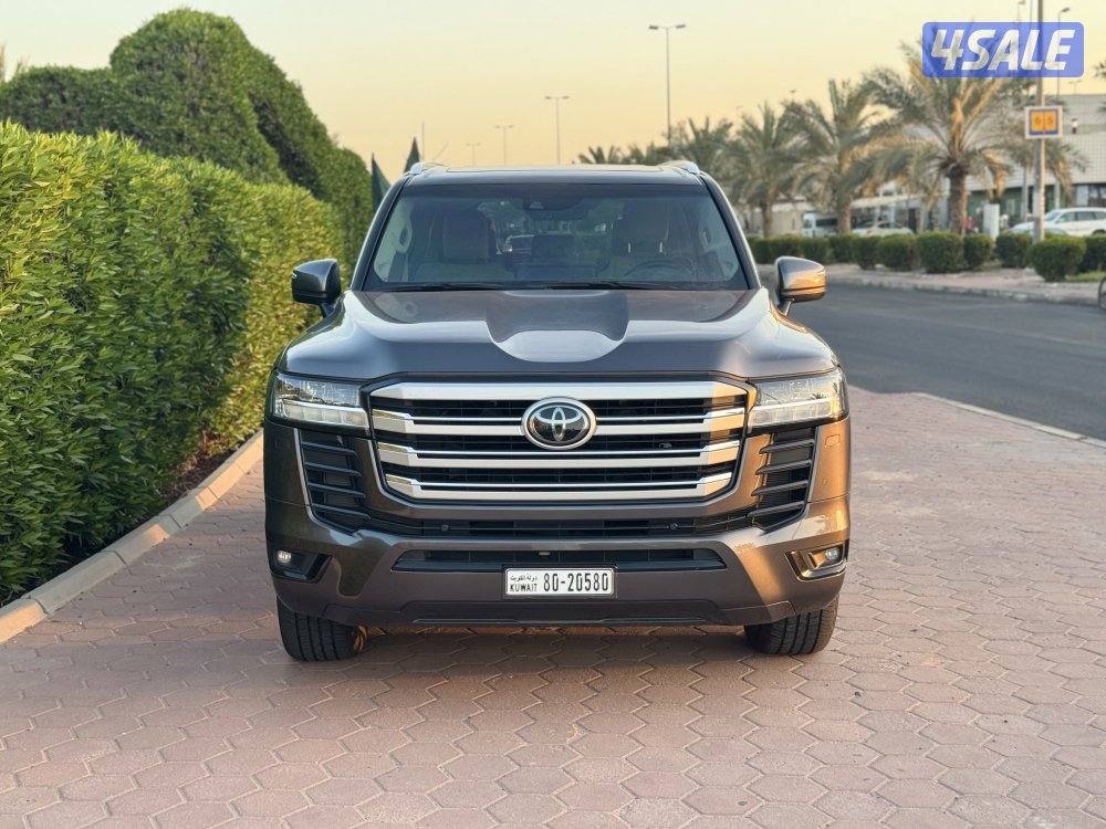 للبيع لاندكروزر 2024 شبه جديد.. سيرفس 100 الف مجاني6