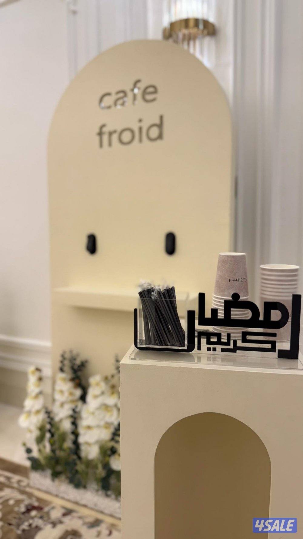 كيترينق قهوه فيه اضاءه ببيعه بـ35 من غير الورد1