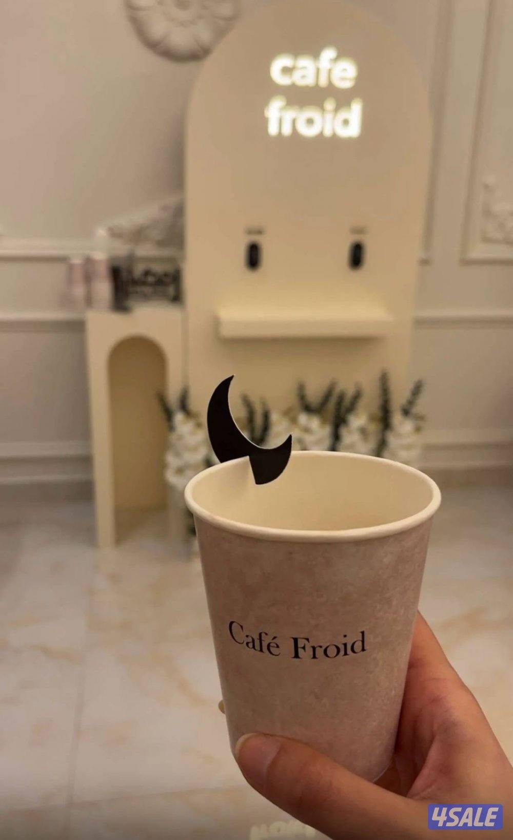 كيترينق قهوه فيه اضاءه ببيعه بـ35 من غير الورد2