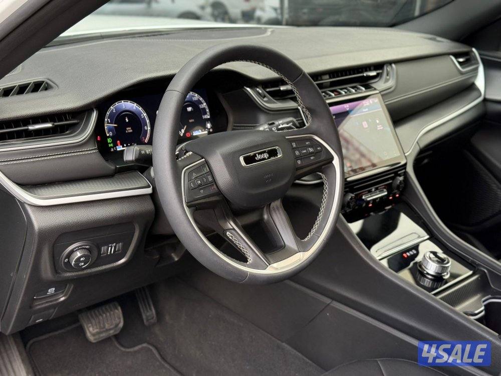 GRAND CHEROKE LARED 4*4 _ 20256