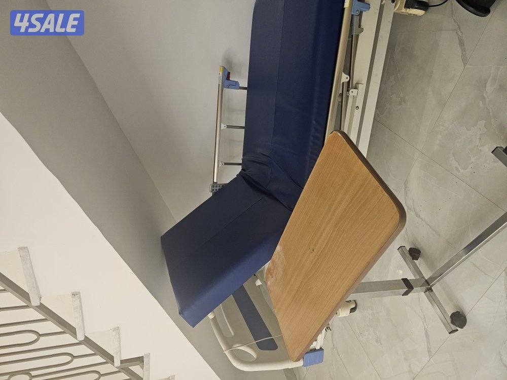 سرير طبي وطاولته0