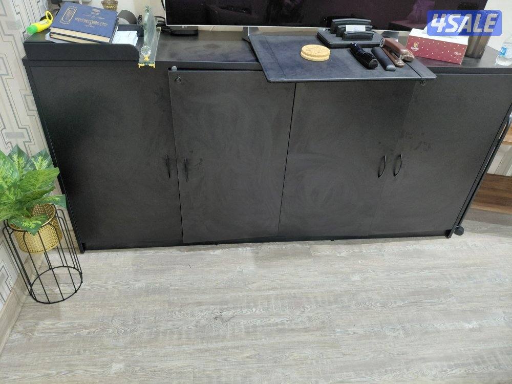 مكتبه وطاولة تلفزيون .. كمبيوترين وطابعتين البيع لتصفية المكتب0