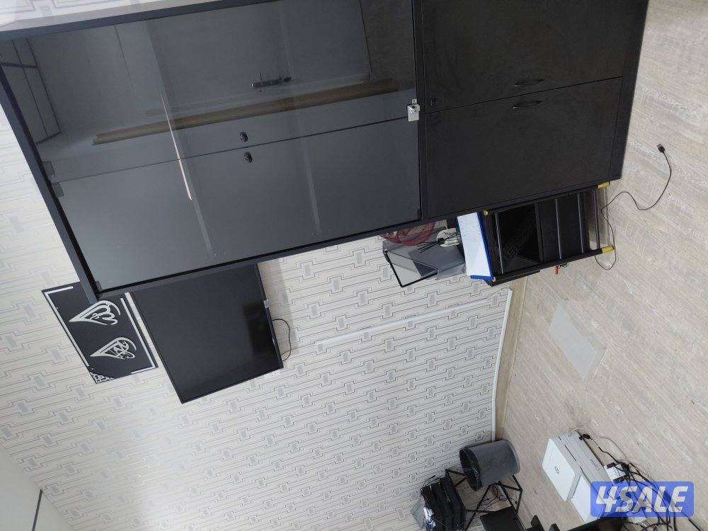 مكتبه وطاولة تلفزيون .. كمبيوترين وطابعتين البيع لتصفية المكتب1