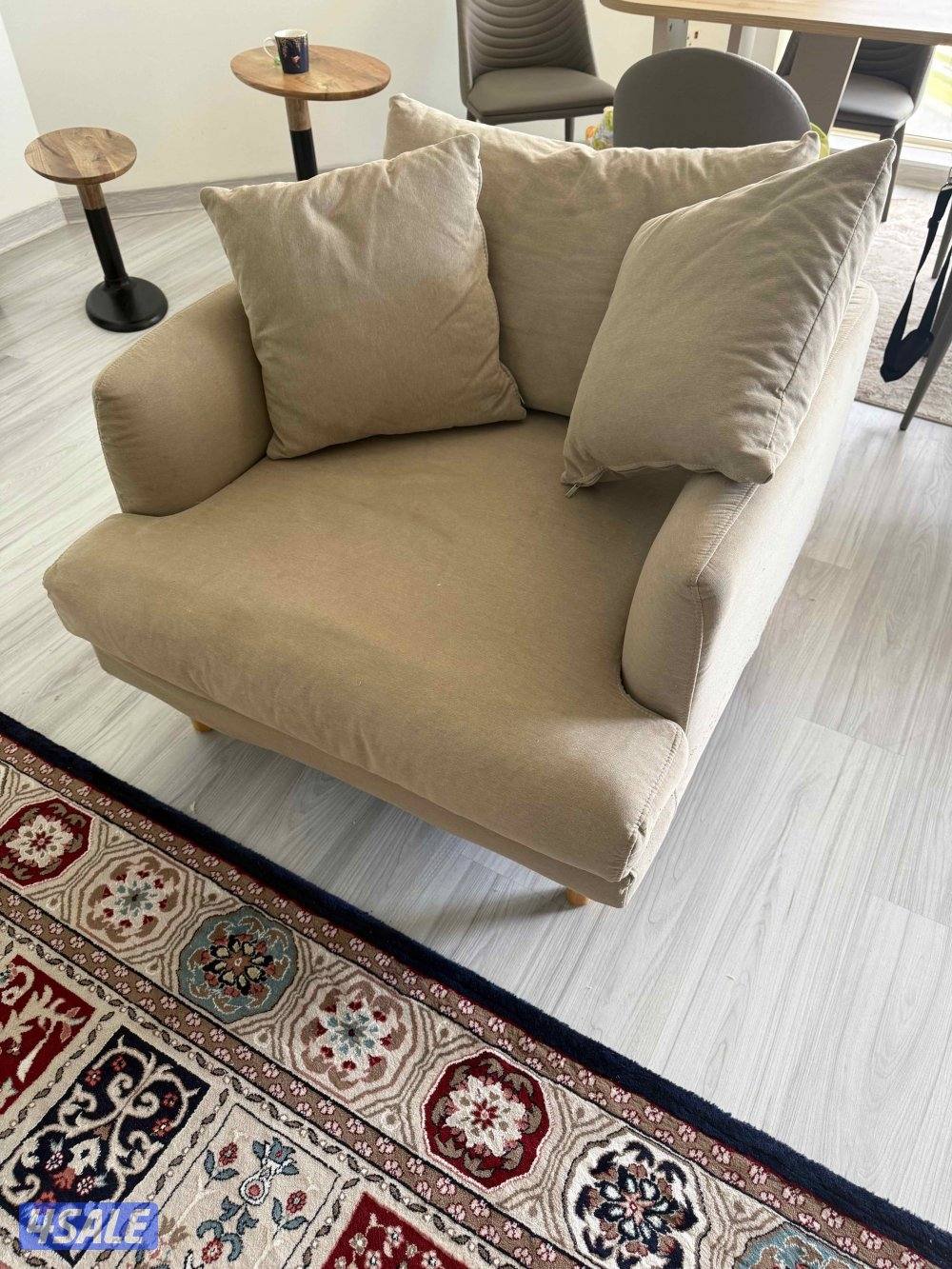 A sofa set with 3,2 and 1 seater3