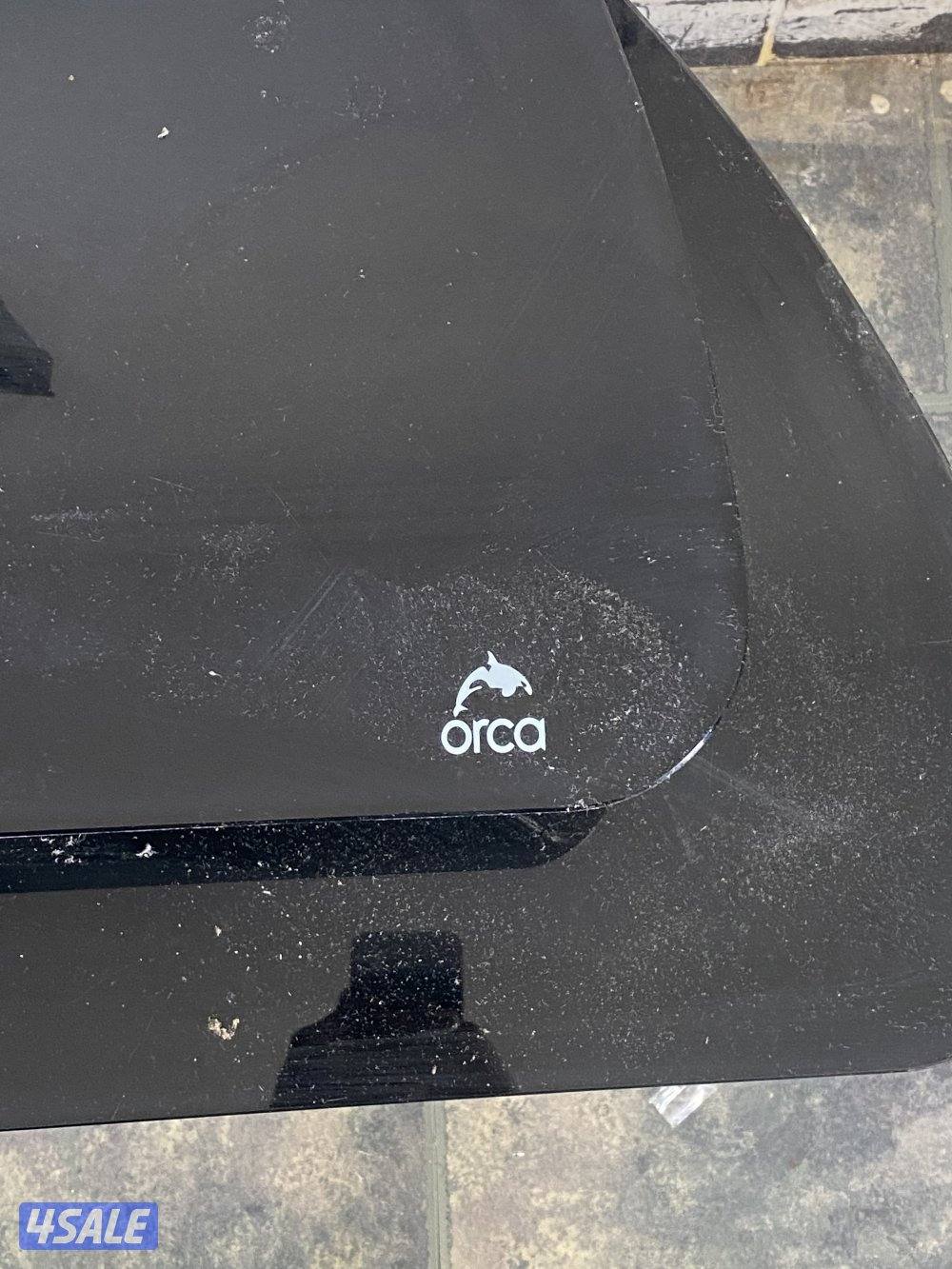 Glass TV Stand with Mount - طاولة تلفزيون زجاج1