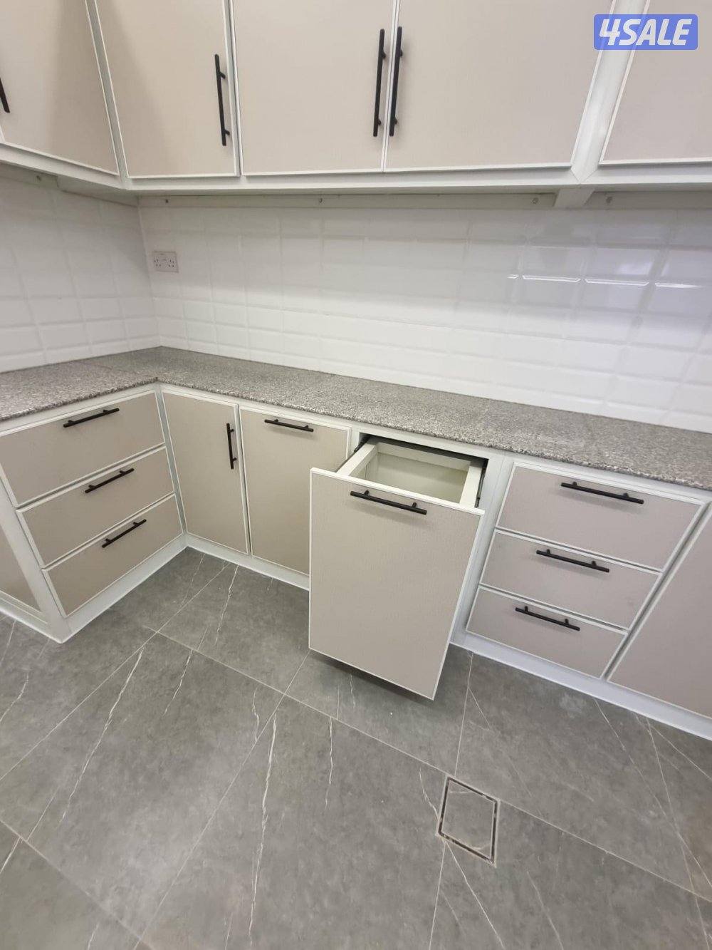 أنا عندك في المطبخ خصوص عادي يبي التلفون4