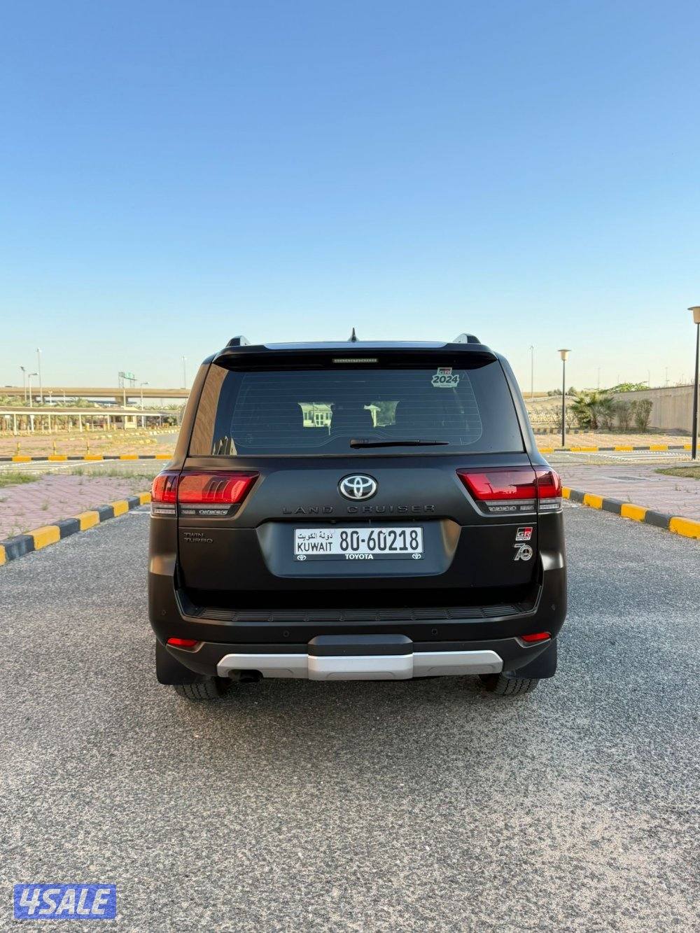 لاند كروز GR وارد الساير 2024 بحاله الوكاله عداد 76 الف3