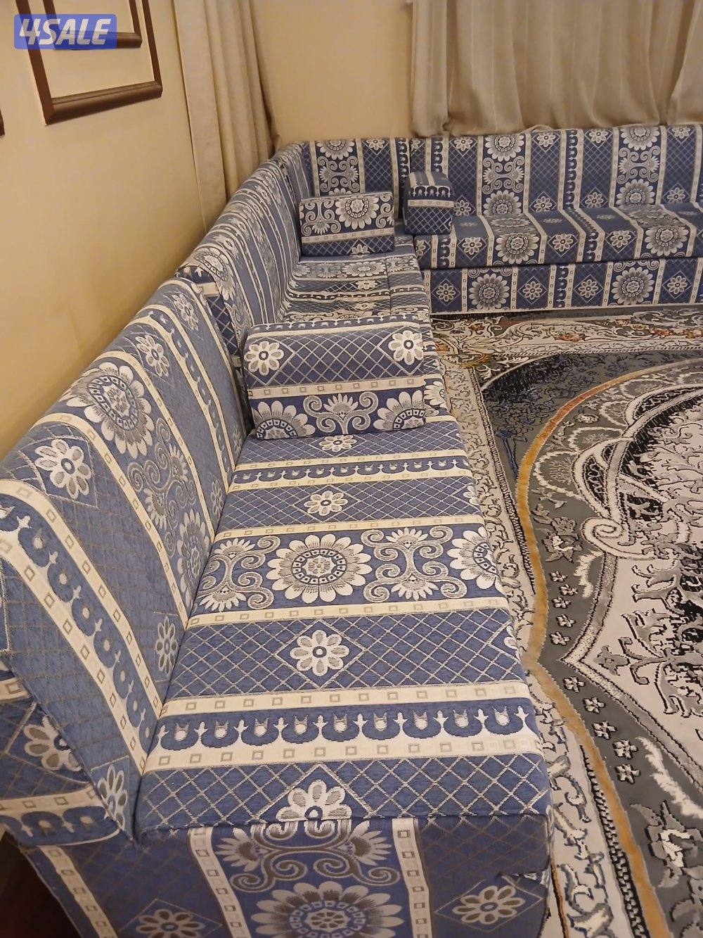 قعده طولها 12 متر مكونه من ثلاث قنفات كبار وثلاثه صغار وزاويتين ومساند1