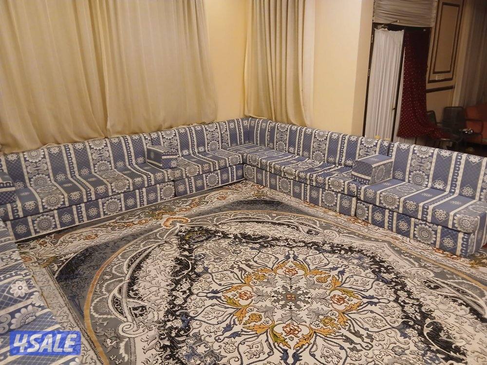 قعده طولها 12 متر مكونه من ثلاث قنفات كبار وثلاثه صغار وزاويتين ومساند2