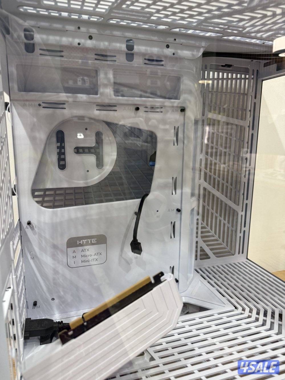 HYTE Y70 touch case white1