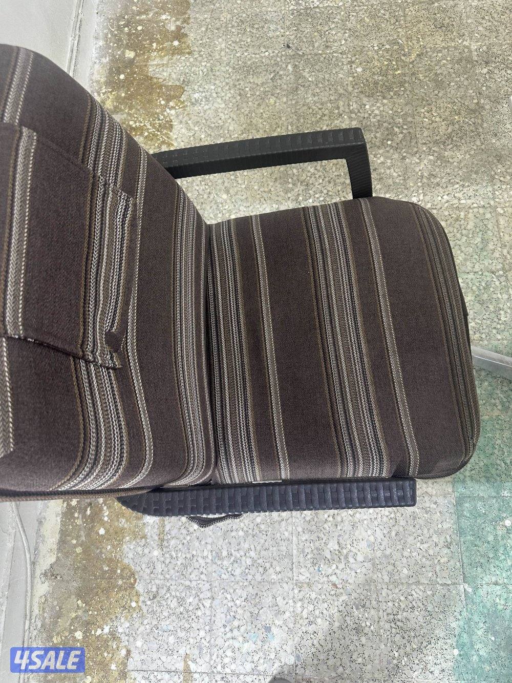 عندي طاولة وكرسي للبيع2