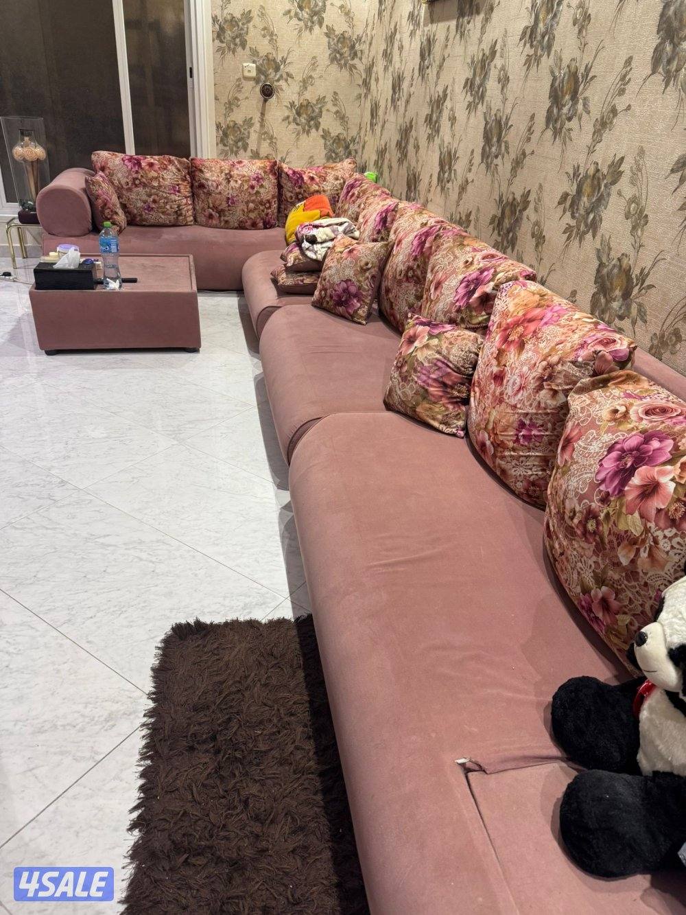 طقم كنب للبيع بحالة ممتازة (يصلح للديوانيات)2
