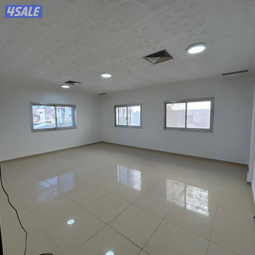 شقة سكنية مع بلكونة للإيجار في سلوى0