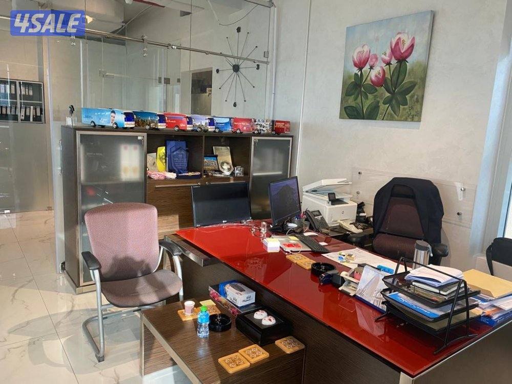 للبيع مكتب دور كامل مؤثث وجاهز المكتب ١١٥ م رقمين مدنيين0