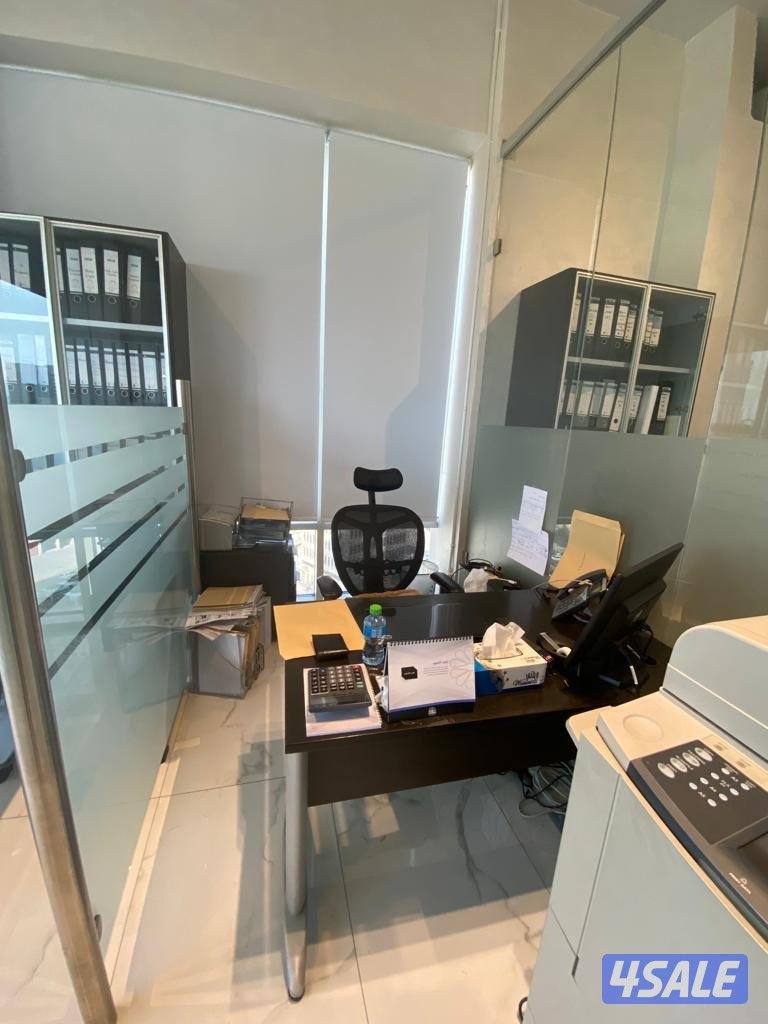 للبيع مكتب دور كامل مؤثث وجاهز المكتب ١١٥ م رقمين مدنيين2