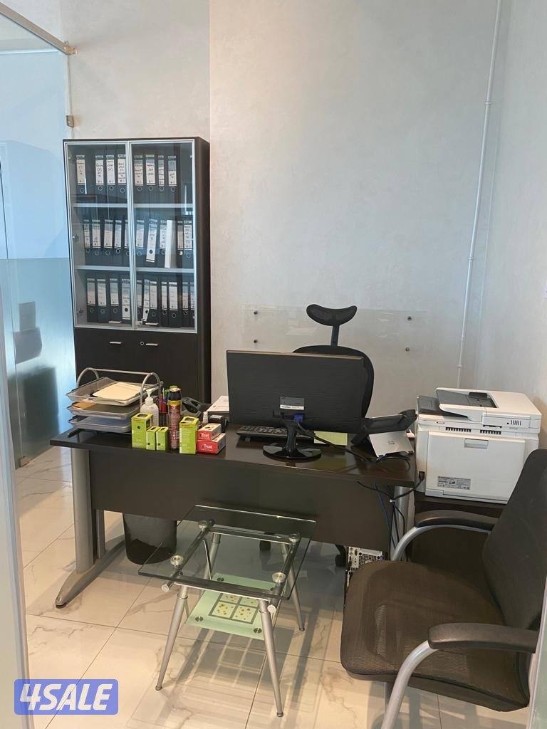 للبيع مكتب دور كامل مؤثث وجاهز المكتب ١١٥ م رقمين مدنيين4