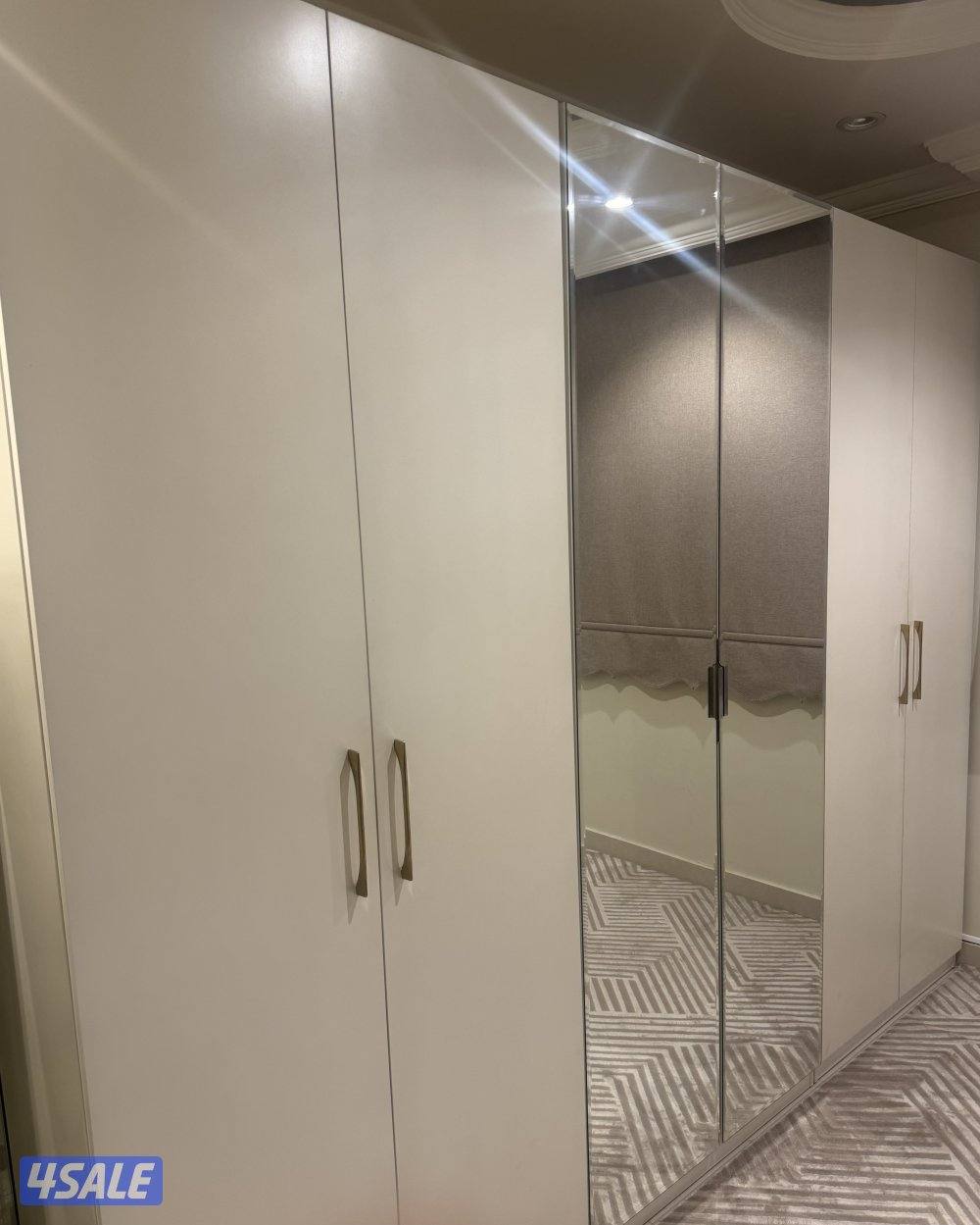 للبيع غرفة تبديل كامله0
