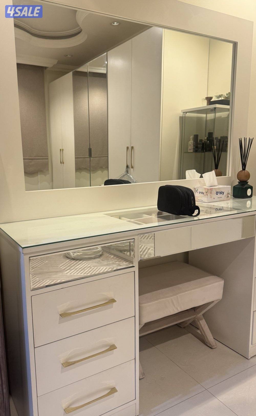 للبيع غرفة تبديل كامله2