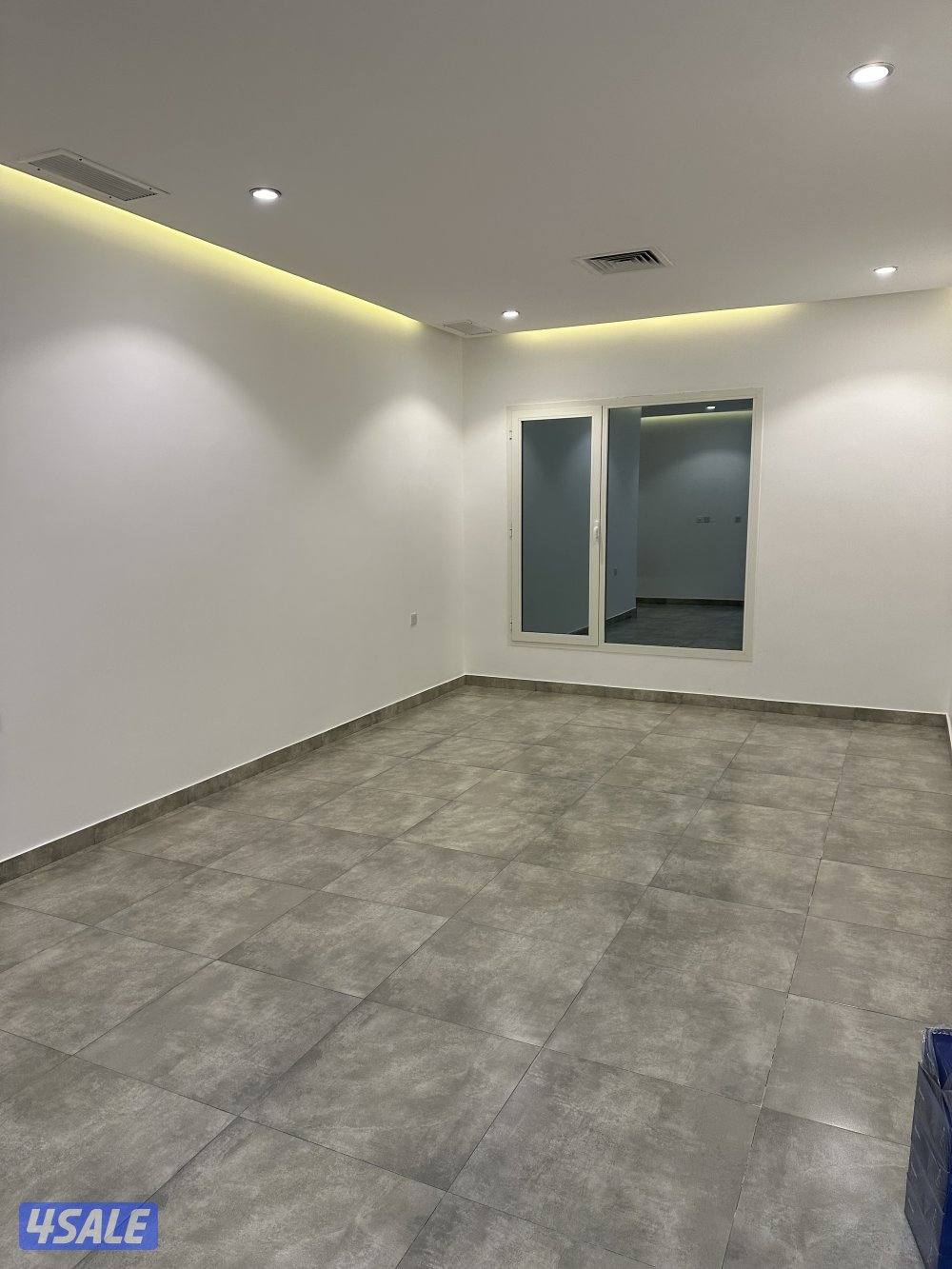 للايجار شقة بسلوى تحتوي على 4 غرف ماستر من المالك مباشرة قريبة من الخد2