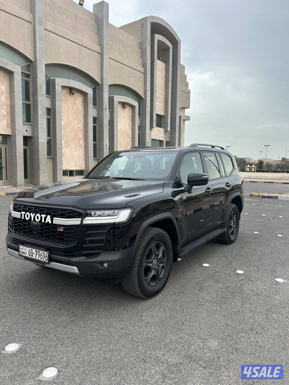 للبيع لاندكروز GR  ٢٠٢٢1