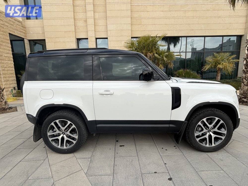 Land Rover Defender P400 / 90 V6 model 20218