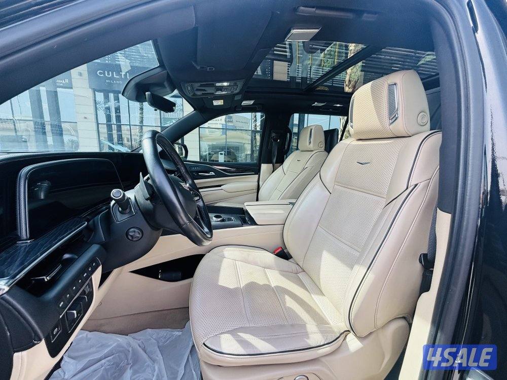 Cadillac Escalade model 2021 V83