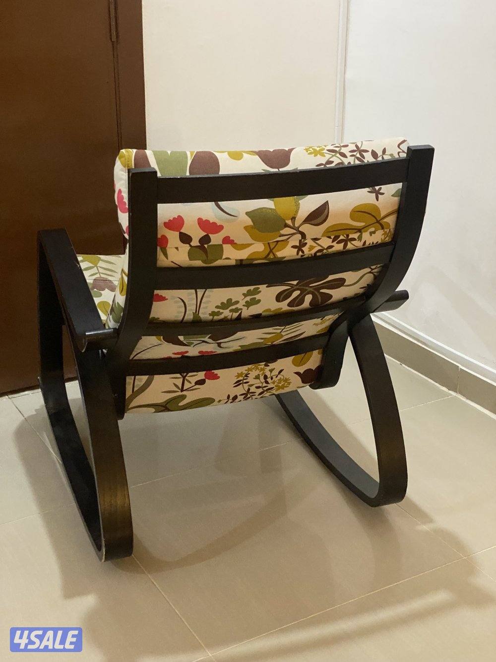كرسي هزاز من ايكيا حاله جيده ارتفاع ٩٠ سانتي و عرض ٦٨ سانتي و بعمق ٤٨2