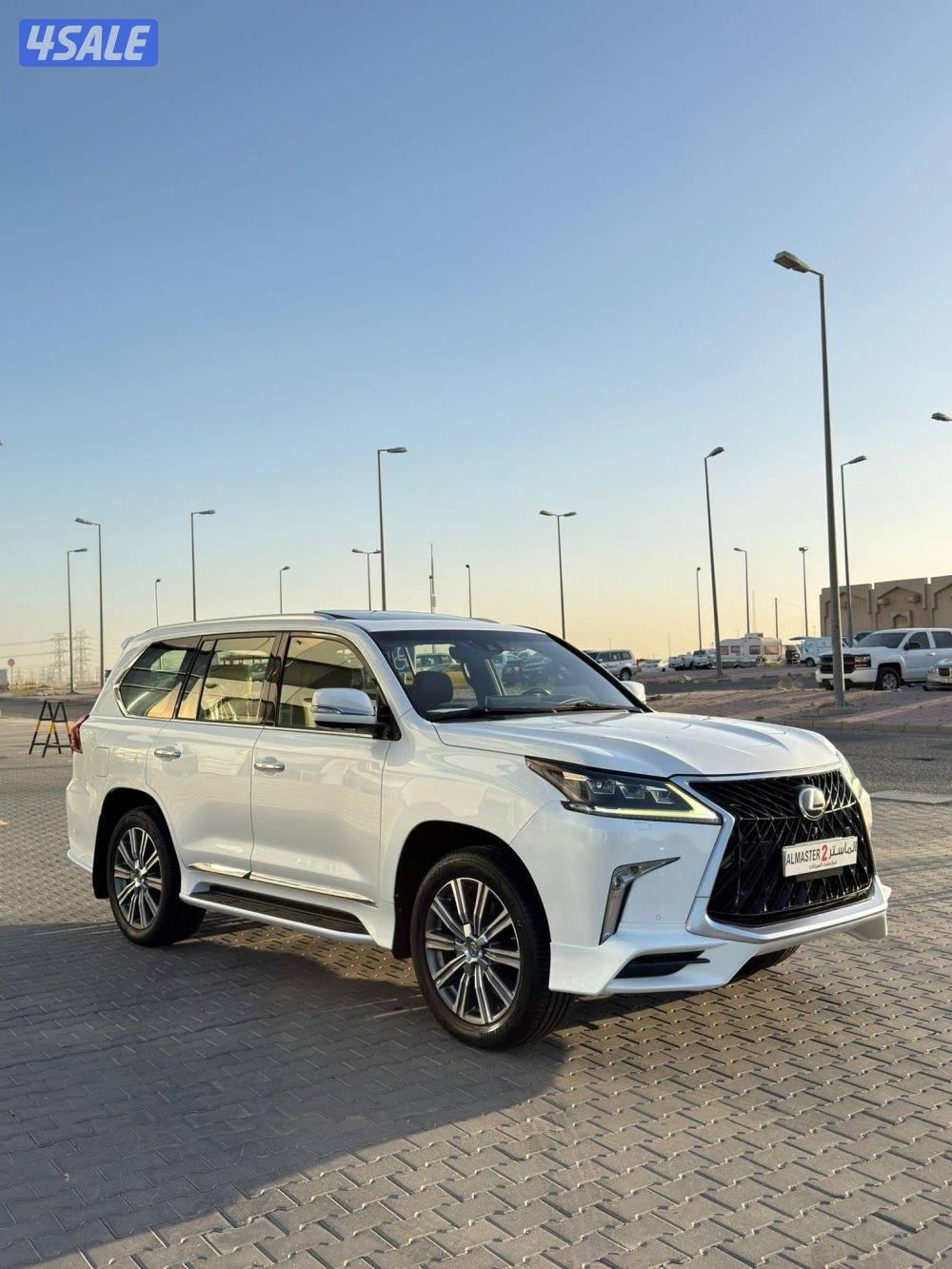 للبيع لكزس LX570  موديل 2017 عداد 183 الف1